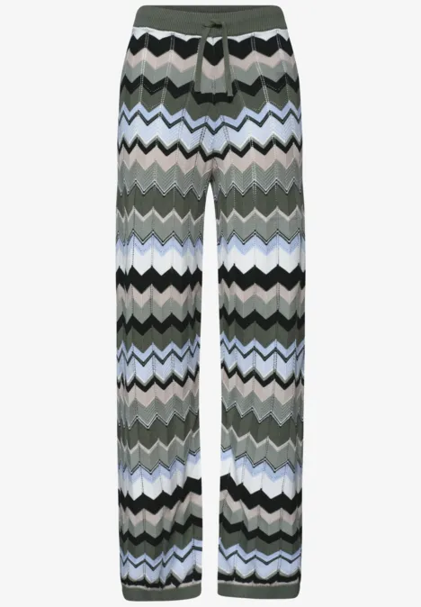 Gebreide broek met meerkleurige zigzagstrepen in groen, grijs, wit, zwart en lichtblauw.