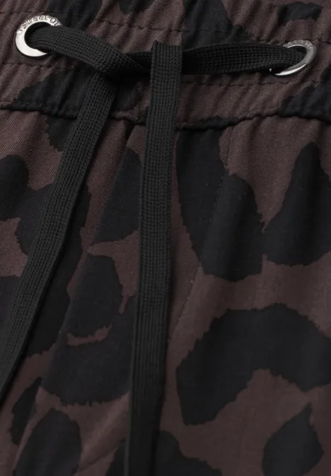 Nahaufnahme eines Camouflage-Stoffs mit Zugband und Metallösen am Taillenbund.