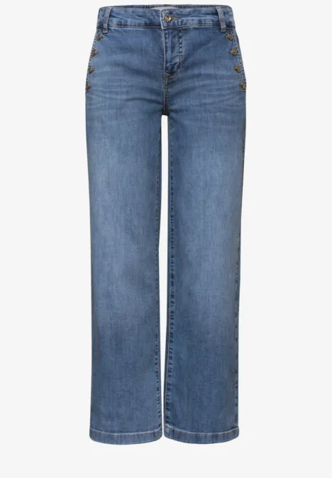 Blauwe, recht gesneden damesjeans met hoge taille en knoopsluiting.