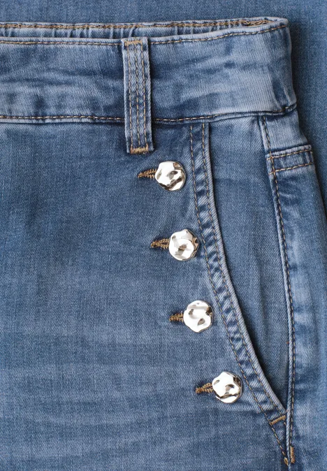 Blauwe spijkerbroek met zilverkleurige sierknopen langs de zijzak