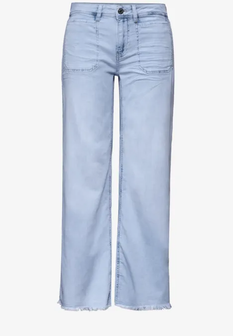 Lichtblauwe, wijde jeans met hoge taille en onafgewerkte zoom.