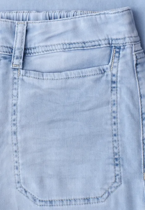 Helles Jeans-Stück mit großer Gesäßtasche und Nahtdetails.