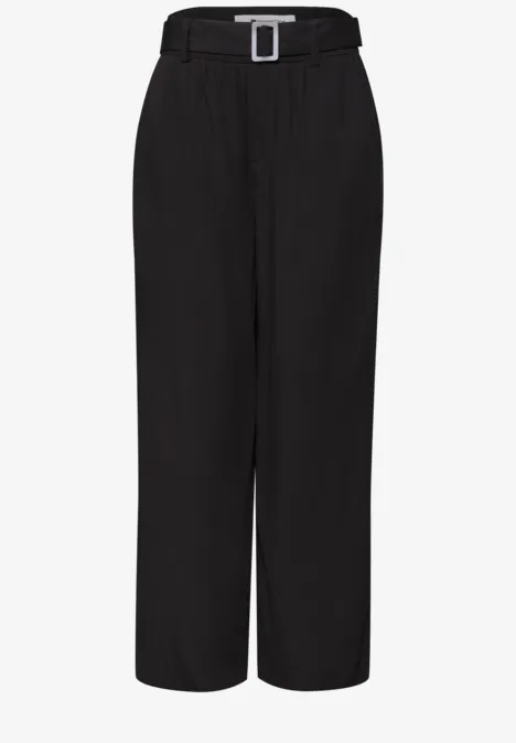 Schwarze, hoch taillierte Paperbag-Hose mit weitem Bein und Gürtel.