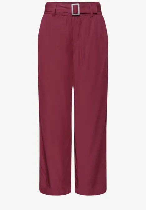 Hoch taillierte weinrote Hose mit weitem Schnitt und passendem Gürtel