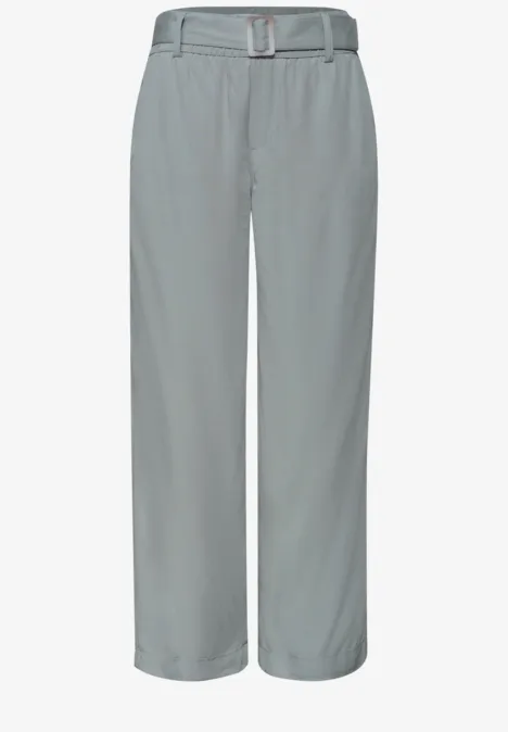 Hellgraue, hoch taillierte Stoffhose mit weitem Bein und passendem Gürtel.