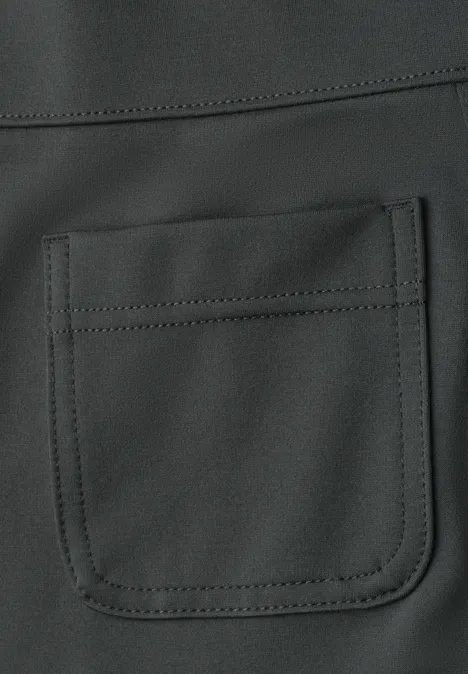 High Waist Straight Leg Hose im Casual Fit mossbound green Schwarze Stofftasche mit deutlich sichtbaren Nähten auf schwarzem Hintergrund.