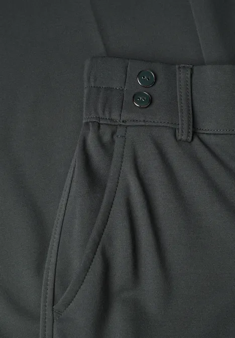 Pantalon noir à taille élastique, deux boutons et poche latérale.