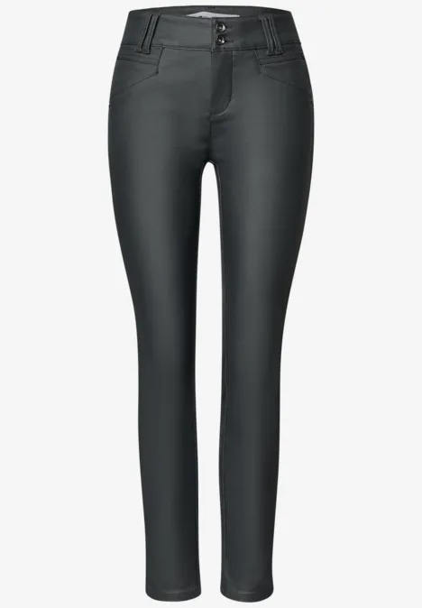 Schwarze, schmale Damenjeans mit Normalbund und enger Beinführung.