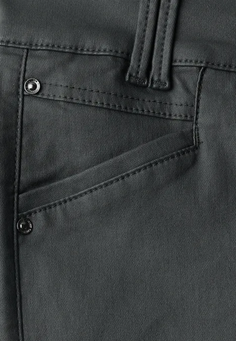 Nahaufnahme einer schwarzen Lederhose mit Gürtelschlaufe und einer seitlichen Tasche.