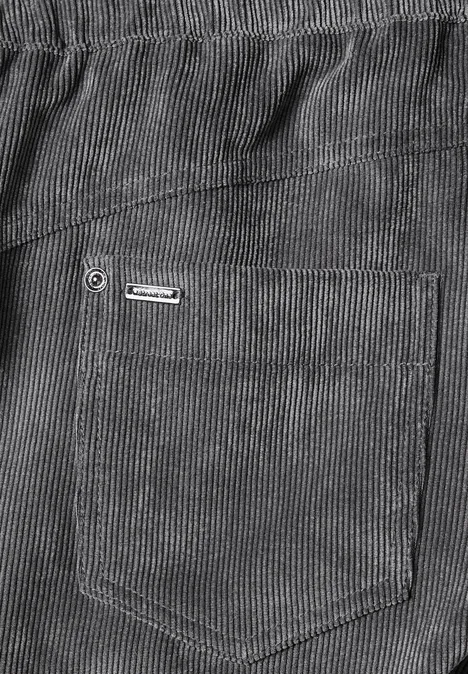 Nahaufnahme einer Cordhose mit Gesäßtasche und kleinem Label