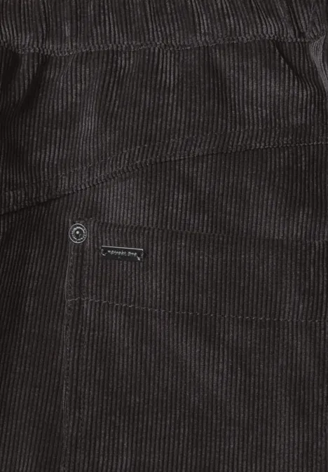 Detailaufnahme einer schwarzen Cordhose mit Taschennaht und Metallknopf