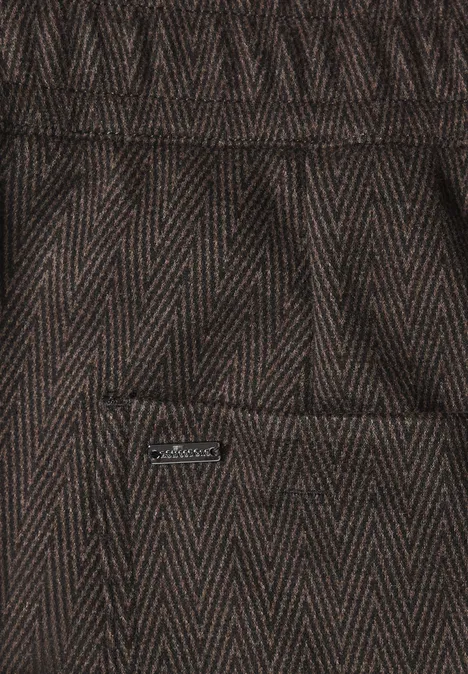 Braunes Fischgrät-Tweed mit aufgesetzter Tasche und kleinem Metall-Label