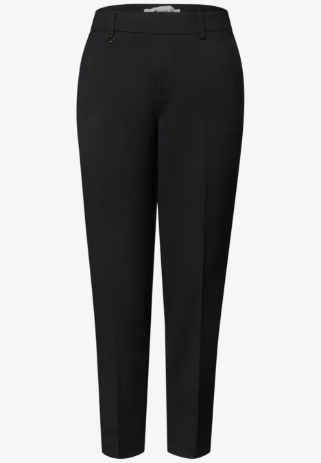 Schwarze, gerade geschnittene Damenhose aus glattem Stoff.