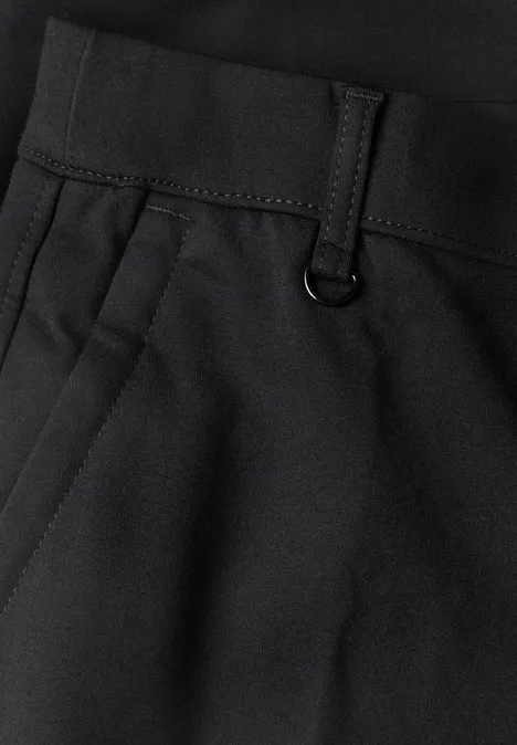 Nahaufnahme einer schwarzen Hose mit Bundschlaufe und D-Ring.