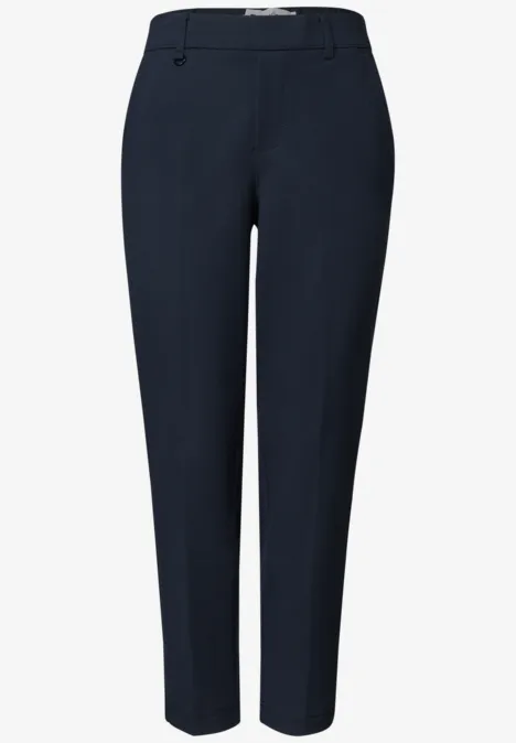 Schlanke dunkelblaue Damenhose mit geradem Schnitt und praktischen Seitentaschen, ideal für Büro und Alltag.