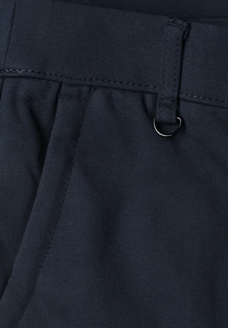 Nahaufnahme einer dunkelblauen Hose mit Gürtelschlaufen und kleinem Metallring an der Taille.