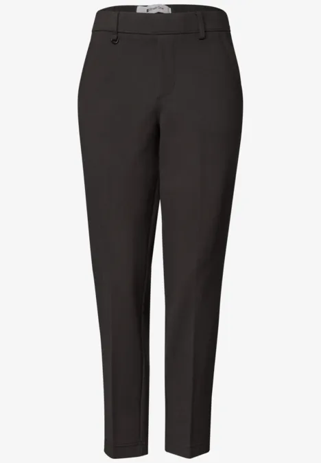 Schwarze, klassische Damenhose mit schmal zulaufendem Bein und mittlerer Leibhöhe.