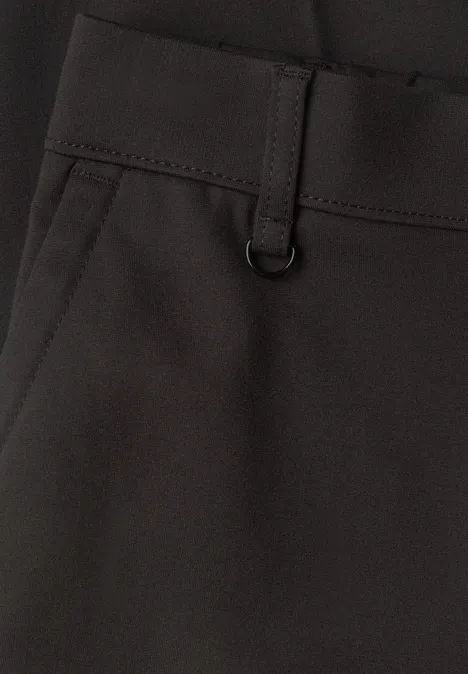 Schwarze Hose mit Gürtelgürtelschlaufen und D-Ring-Detail am Bund