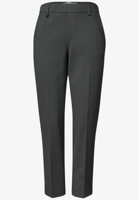 Schlichte graue Stoffhose mit geradem Bein und seitlichen Eingrifftaschen.
