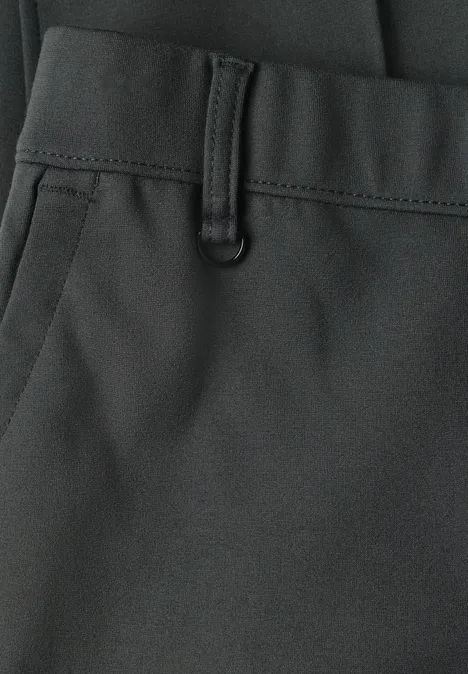 Schwarze Hose mit Gürtelschlaufe und seitlicher Tasche aus feinem, leicht strukturiertem Stoff.