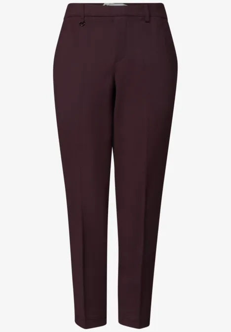 Elegante, schmal geschnittene Damenhose in dunklem Burgunderrot mit dezenten Bügelfalten.