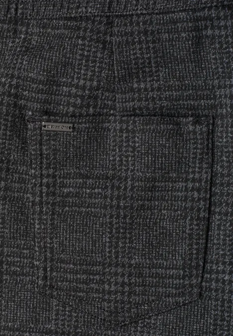 Nahaufnahme einer dunkelgrauen Stofftasche mit Glencheck-Muster