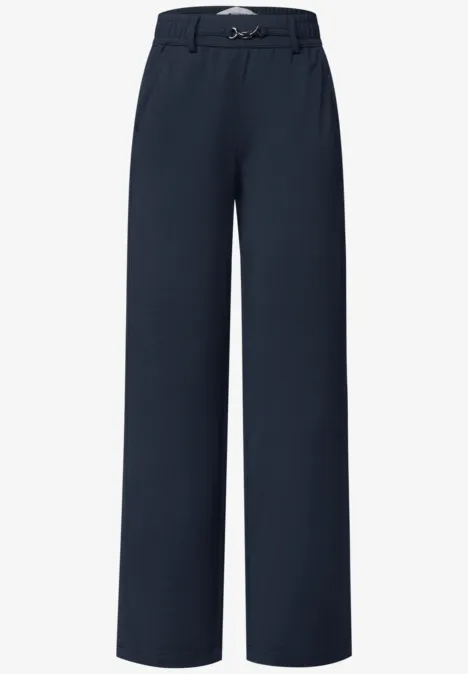 Donkerblauwe rechte broek met hoge taille, wijde pijpen en subtiele textuur.