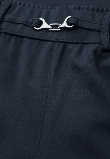 Donkerblauwe broek met verstelbare metalen sluiting in steeksleutelvorm aan de taille
