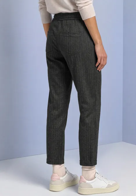 Slim Leg-broek met patroon in een Loose Fit-pasvorm Black Donkergrijze krijtstreepbroek in 7/8-lengte, gecombineerd met witte sneakers.