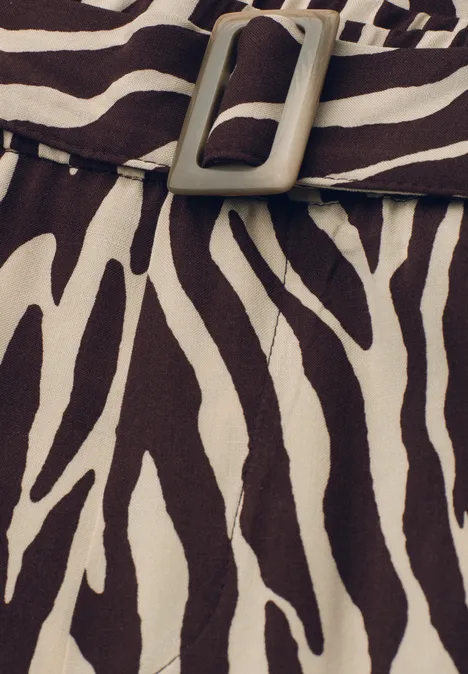 Zebra-Muster Stoff in Braun- und Beigetönen mit einem Gürtel und rechteckiger Schnalle.
