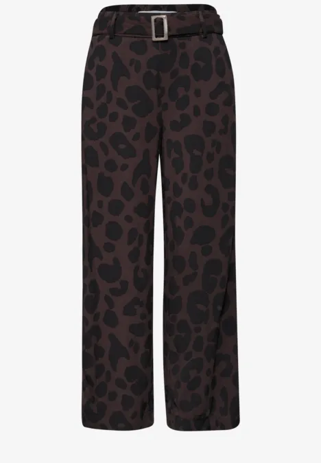 Weite braune Hose mit dunklem Leopardenmuster und schmalem Gürtel.