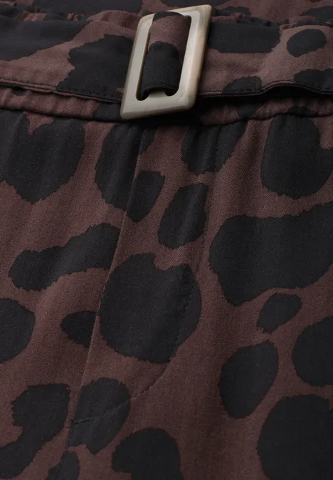 Nahaufnahme eines braun-schwarzen Animal-Print-Stoffes mit sichtbarer Metallschließe.