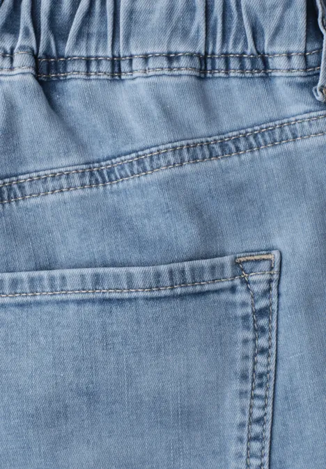 Mid Waist Jeansculotte mit Elasikbund Light Blue Random Washed Nahaufnahme von hellblauem Denim mit Taschennaht.