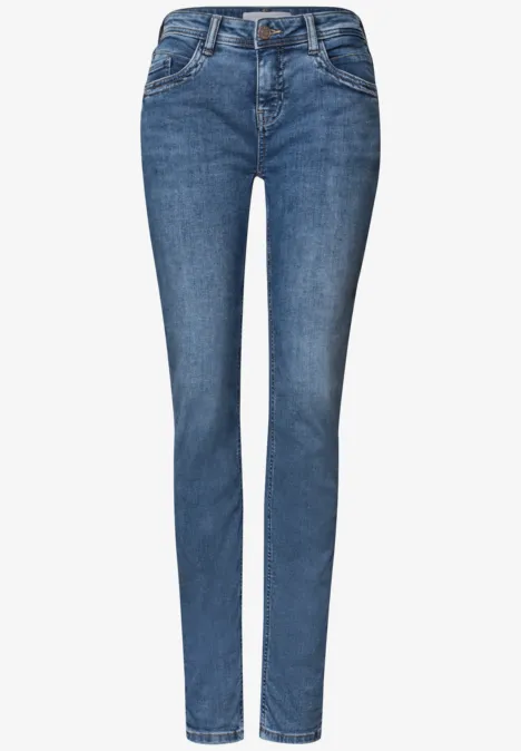 Schlanke blaue Jeanshose mit klassischem Five-Pocket-Design.