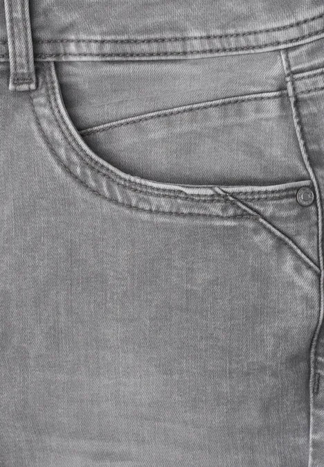 Nahaufnahme einer grauen Jeans-Tasche mit Nahtdetails.