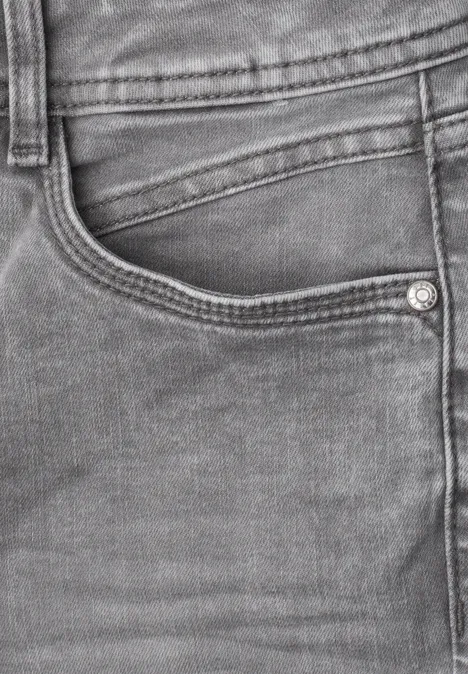 Graue Jeanshose mit vorderer Tasche, sichtbaren Nähten und Metallknopf.