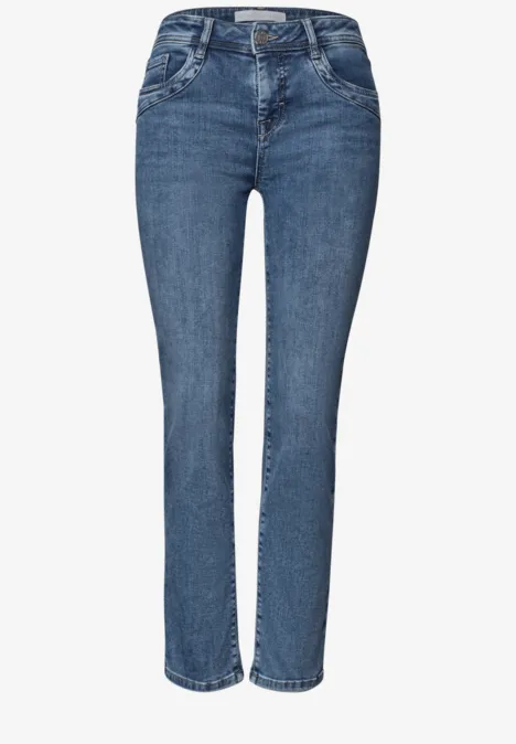 Jeansy Mid Waist z prostymi nogawkami w stylu Slim Fit Medium Blue Soft Washed Klasyczne niebieskie dżinsy o prostych nogawkach i średnim stanie, widok z przodu.