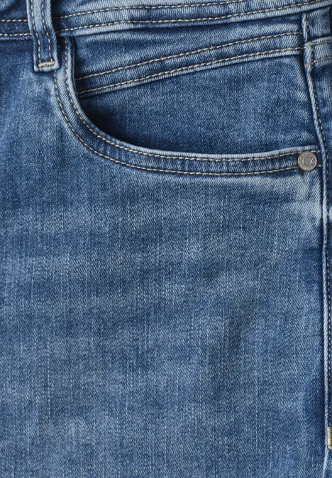 Jeansy Mid Waist z prostymi nogawkami w stylu Casual Fit Medium Blue Soft Washed Zbliżenie niebieskich dżinsów z widoczną kieszenią
