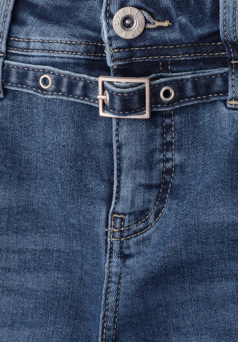 Detailaufnahme einer dunkelblauen Jeanshose mit schmalem Jeansgürtel und Nahtdetails.