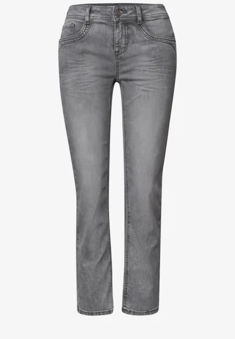 Graue Damenjeans mit hohem Bund und geradem Bein, klassische Five-Pocket-Form.
