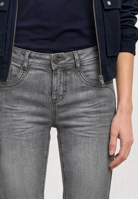 Figurbetonte graue Damenjeans mit Taschen und dunkelblauem Oberteil