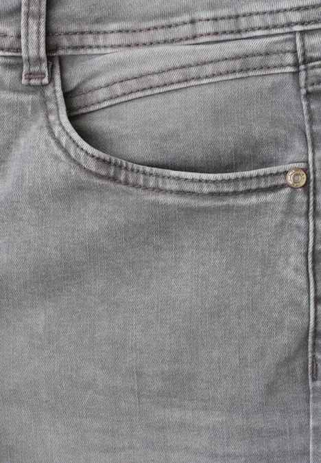 Mid Waist Straight Leg Jeans im Casual Fit Light Grey Random Washed Nahaufnahme einer grauen Jeans mit sichtbarer Tasche und Nahtdetails.