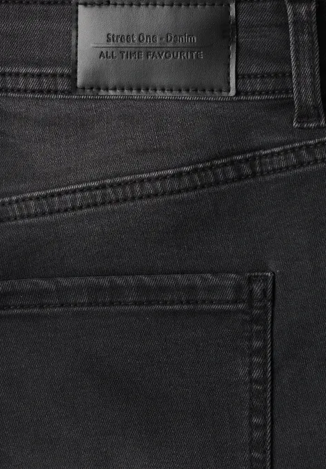 Schwarze Jeans mit Markenlabel 'STUDIO CLM EDITION ALL THE FAVOURS' über der Gesäßtasche.