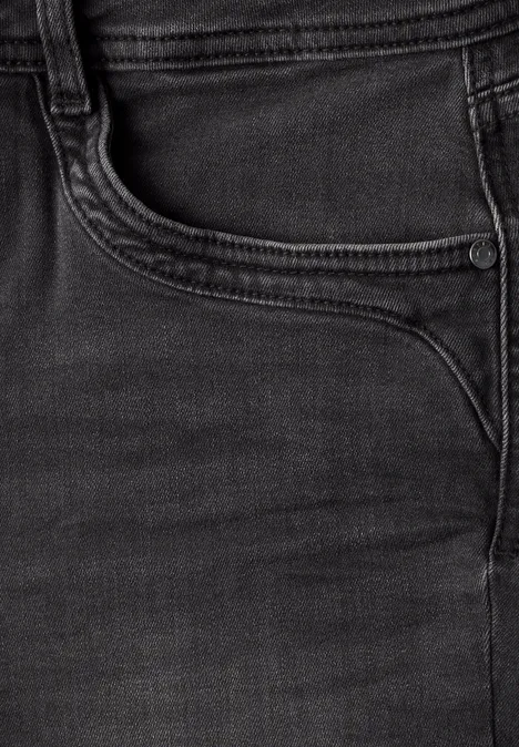 Mid Waist Straight Leg Jeans im Slim Fit Black Washed Nahaufnahme einer schwarzen Jeans mit sichtbarer Tasche und Naht.