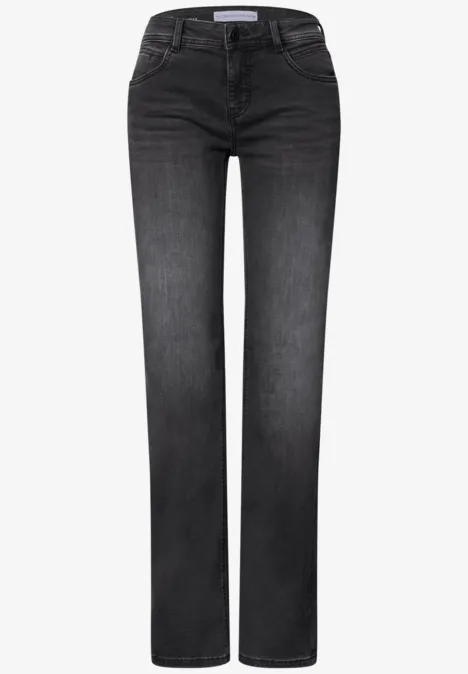 Schwarze, gerade geschnittene Jeans mit dezenter Waschung.