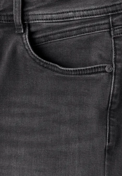 Nahaufnahme einer schwarzen Jeanshose mit sichtbarer Tasche und Naht