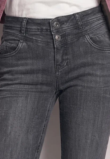 Donkergrijze denim jeans met dubbele knoopsluiting en voorzakken, zichtbaar van taille tot halverwege de dijen.