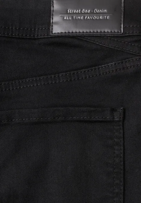 Mid Waist Slim Leg Jeans im Casual Fit Black Clean Washed Nahaufnahme einer schwarzen Jeans mit Gesäßtasche und Label "street dude - denim ALL TIME FAVOURITE".