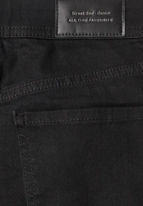 Zwarte spijkerbroek met leren label 'Street Code All Time Favourite' op de taille