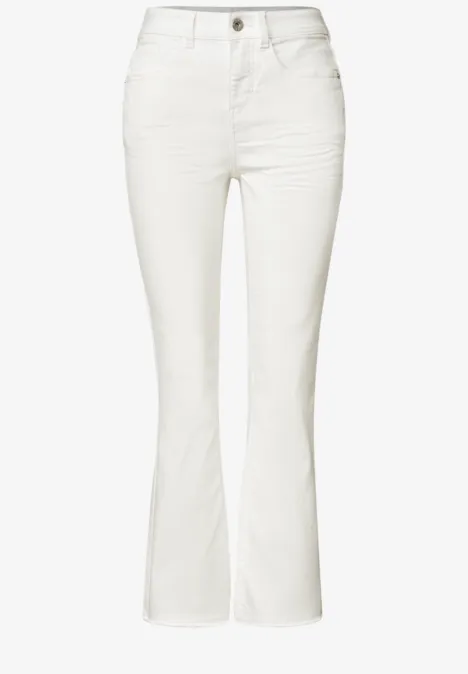 Witte damesjeans met hoge taille, wijd uitlopende pijpen en knoopsluiting.